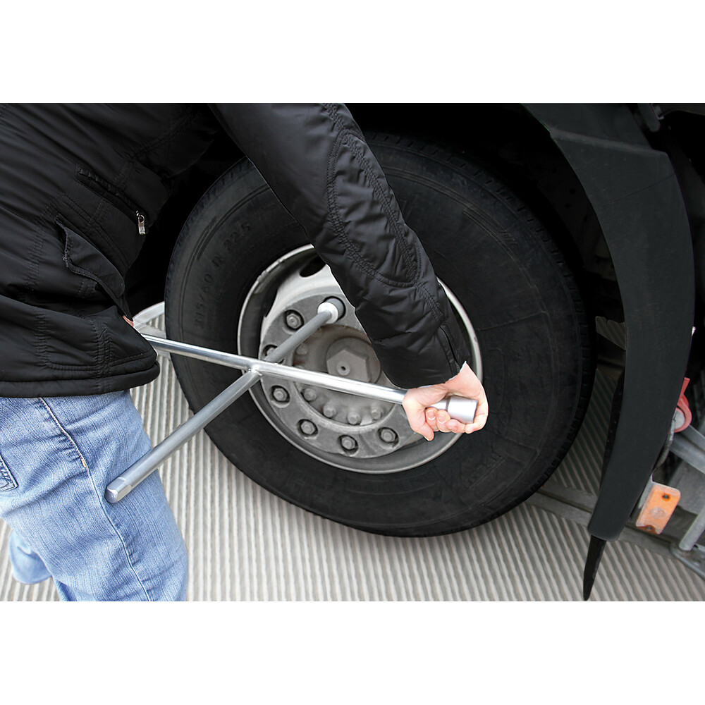 32 x 3/4 24 27 Chiave a croce per autocarro cromata mm 32 x 3/4 24 27 Chiave a croce per autocarro cromata mm